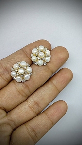 Boucles d'oreilles clous en alliage plaqué or avec perles imitation fleur, bijoux de mariée classiques pour femme - Product Image 2