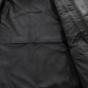 Chaleco de Cuero Negro Platino Estilo Club Vintage con Cuello Redondo, Cierre de Botones Cubiertos y Espacio Oculto para Portación de Armas - Product Image 2