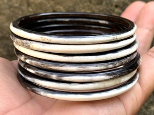 Exquisita Pulsera de Cuerno Natural Blanco y Negro, Juego de 7 Pulseras Apilables, Joyería de Cuerno de Búfalo, Set de Brazaletes de Cuerno - Product Image 3