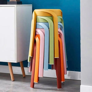 Taburete de Plástico Resistente, Plegable y Apilable con Base Antideslizante, Diseño Moderno y Minimalista para Muebles del Hogar - Product Image 1