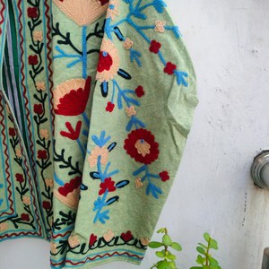 Couette matelassée respirante en coton vert sauge, broderie Suzani faite à la main, travail traditionnel de broderie kashmiri, motif floral, longueur standard - Product Image 3
