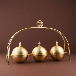 Juego de tazones para servir de metal plateado martillado vintage con tapas abovedadas y soporte arqueado - Product Image 2