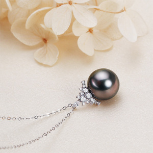 Collar de Perlas Redondas de Plata de Ley S925 con Colgante de Oro de 18K y Perla Negra de Tahití, Colección Agua de Mar, Reina de Hielo y Nieve para Mujer - Product Image 3