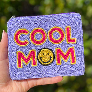 Porte-monnaie perlé Cool Mom avec visage souriant violet, mini portefeuille zippé, cadeau Fête des Mères, accessoire amusant, vente en gros pour boutiques - Product Image 4