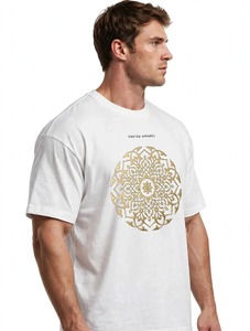 Oneten Apparel Camiseta blanca de manga corta con cuello redondo para hombre, estampado geométrico dorado, corte regular - Product Image 4