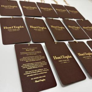 Mejore la imagen de su marca con nuestras etiquetas colgantes impresas en lámina de lujo, diseñadas para prendas de alta gama y colecciones artesanales al por mayor. - Product Image 3