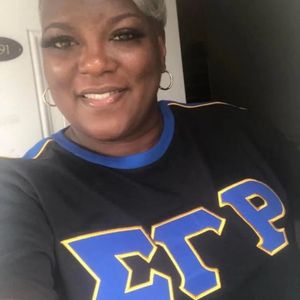 Camiseta Negra Premium Sigma Gamma Rho con Letras Griegas y Contorno Dorado, Algodón Suave, Estilo Casual para Uso Diario - Product Image 6