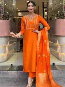 Ensemble de soirée de créateur haut de gamme en soie romaine avec broderie de sequins et travail manuel complexe, comprenant Kurti, pantalon et dupatta en dentelle avec latkan - Product Image 3