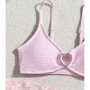 Conjunto de bikini de dos piezas con detalle en forma de corazón con incrustaciones de diamantes de imitación en el busto frontal que sirve como punto de atención lujoso. - Product Image 1