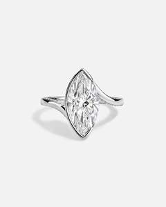 Bague de fiançailles et de mariage de luxe en or massif 14 carats avec diamant de laboratoire taille ovale, design bypass, diamants pavés et certifiée IGI - Product Image 2