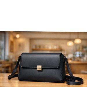 กระเป๋าสะพายไหล่หนังสีน้ำเงินทรงโฮโบ คล้ายกับงานออกแบบทำมือที่พบได้ที่ร้านค้าเช่น Bag - Product Image 5