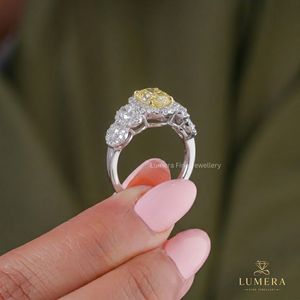 Anillo de Compromiso LUMERA para Mujer con Diamante Amarillo Corte Pera Cultivado en Laboratorio, con Diamantes Laterales Color D, Estilo Clásico, Certificado GIA - Product Image 3