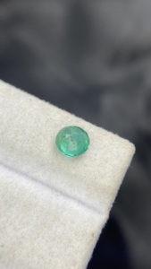 Esmeralda Zambiana Natural Certificada, Corte Redondo, con Buen Brillo, Piedra Preciosa Suelta para Joyería, 0.76 Quilates - Product Image 3