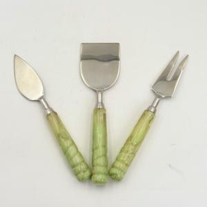 Juego de 3 espátulas para queso de acero inoxidable hechas a mano con mangos de resina, ideales para fiestas, bodas, cenas y hoteles. - Product Image 2