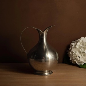 Pichet artisanal en acier inoxydable argenté, design classique, grande capacité, idéal pour la maison, les dîners et les fêtes, fabriqué en Inde - Product Image 4
