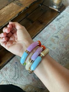 กำไลเรซิ่นทำมือสำหรับผู้หญิง |   กำไลข้อมือดีไซน์เนอร์หลากสี |   ของขวัญเครื่องประดับแฟชั่นสุดเก๋ - Product Image 5
