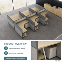 Poste de travail de bureau commercial moderne en forme de L pour six personnes avec écrans, dessus en grain de bois, cloisons hautes grises, pieds inclinés et rangement