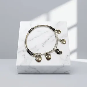 Brazalete de Plata de Ley 925 con Dijes Modernos para Mujeres y Niñas en Tono Plateado Oxidado - Product Image 2
