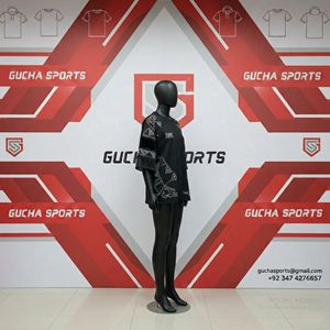 Camiseta negra extragrande para mujer con tela de algodón premium, logo bordado geométrico con pedrería, corte relajado, estilo de lujo - Product Image 3