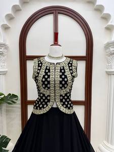 Choli noir et or avec veste réversible en faux gorgette – Inspiration moderne pour tenue de mariée et de mariage - Product Image 3