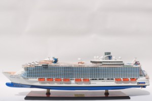 HARMONY OF THE SEAS - Maquette de bateau de croisière en bois artisanale, thème nautique et détails peints, pour décoration ou cadeau - Product Image 2