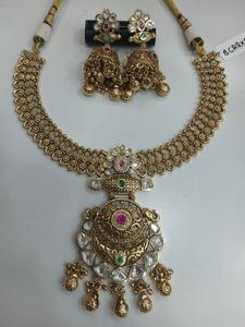 Collier de temple plaqué or antique de qualité supérieure et élégant avec boucles d'oreilles Jhumka assorties pour femmes, disponible à la vente - Product Image 5