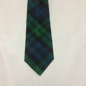 Corbata de tartán negro, a menudo hecha de poliéster, lana o poliviscosa, con los tradicionales colores verde oscuro y azul marino. - Product Image 2