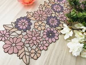 Camino de Mesa Bordado a Mano, Diseño de Lujo Personalizado, Color Rosa y Morado, con Cuentas, Ligero, Duradero y Ecológico - Product Image 3