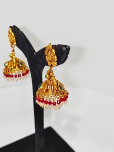 Pendientes Antiguos de Oro Sólido de 22k con Motivo de Lakshmi Hechos a Mano, Joyería de Boda con Esmeraldas Verdes y Perlas Naturales - Product Image 2