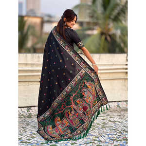 Sari de Seda Baluchari Negro con Bordado Zari, Elegante Vestido de Novia - Product Image 4