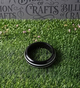 Bracelet manchette ouverte en résine noire et blanche avec motif marbré, bijou fantaisie fait main pour soirée - Product Image 6