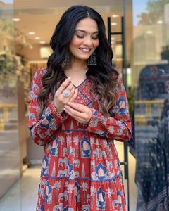 Conjunto de traje bordado a mano de algodón pesado con tejido Zari y encaje a juego Dupatta Conjunto de 3 piezas Disponible en tallas M a 3XL - Product Image 6