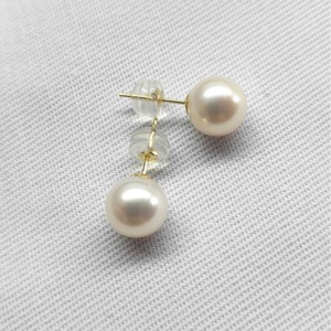 Boucles d'oreilles en or 18 carats avec perles d'eau douce pour femmes, 7,5-8 mm, rondes, design simple et élégant - Product Image 1