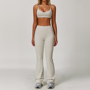 Conjunto de yoga de 2 piezas para mujer, color blanco, leggings sin costuras de cintura alta con efecto fruncido en la parte trasera y top corto de manga corta con espalda descubierta - Product Image 3
