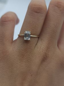 Anillo de Oro de 18K con Diamante Cultivado en Laboratorio de Corte Esmeralda de 1.04 CT para Mujer |   Anillo de Compromiso y Boda de Lujo |   Elegante Joyería Nupcial - Product Image 5