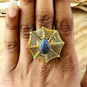 Anillo de lapislázuli de diseño único, anillos góticos de latón con diseño de telaraña para mujer, chapado en oro de 18k, anillo vintage llamativo para venta al por mayor/OEM/ODM - Product Image 1