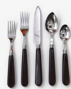 Juego de cubiertos clásico con mangos negros, cuchillo, tenedor y cuchara de acero inoxidable, apto para lavavajillas, para uso en mesas de boda. - Product Image 1