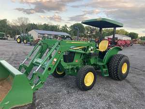 Tracteur utilitaire John Deere 5065E 65 CV, options 2 roues motrices et 4 roues motrices, tracteur agricole avec cabine confortable et pack haute efficacité énergétique Pro - Product Image 2