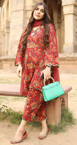 ชุดเซ็ตสีแดงเลือดหมูตัดกับสีเขียวลายหอยเชลล์ จับคู่กับผ้าคลุมไหล่ปักลายโคตาโดเรีย ชุดเซ็ตเสื้อและกางเกงผ้าฝ้ายพิมพ์ลาย - Product Image 2