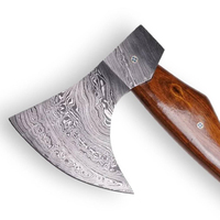 Hache tactique en acier Damas forgé à la main, manche en bois de qualité supérieure, hache de chasse de haute qualité pour le camping et le bushcraft