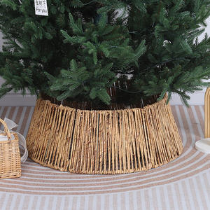 Collier de sapin de Noël en gros pour la décoration intérieure, en jonc de mer naturel et jacinthe d'eau tressée, du Vietnam - Product Image 1