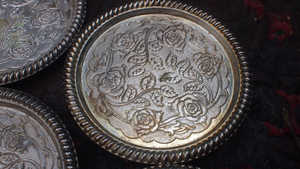 Ensemble de 4 sous-verres à thé ronds en métal au design de luxe avec bordure en relief, taille personnalisée, parfaits pour une utilisation élégante dans la cuisine indienne - Product Image 3