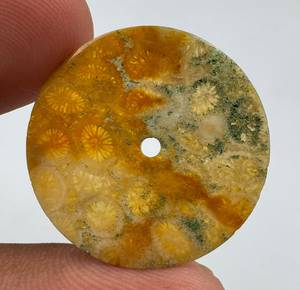 Esfera de Reloj de Coral Natural de 28 mm, Pulida por un Lado, Redonda, Dorada, de 0.80 mm de Grosor, Modelo ETH-10150 de a K Gems, para Fabricación de Relojes - Product Image 2