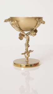 Elegante Soporte para Servir Frutos Secos de Metal Sostenible Hecho a Mano con Escultura Floral de Mariposa Dorada - Product Image 4