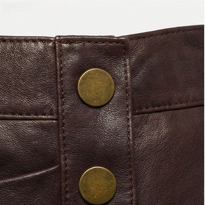 Jupe mini en cuir taille haute pour femme, asymétrique, à volants, boutonnée sur le devant, couleur unie, style brillant, toutes saisons - Product Image 4