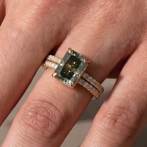 Anillo de Compromiso con Moissanita Chapado en Oro 925 de 3.5 Quilates, Corte Radiante Verde, Halo Oculto, Media Eternidad, para Mujer, Certificado IGI - Product Image 6