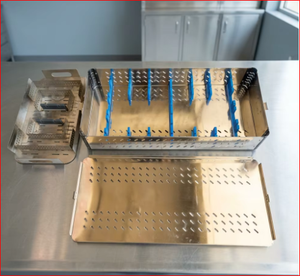 Bandeja de Instrumentos Quirúrgicos de Acero Inoxidable con Divisores Azules y Diseño Perforado para Uso Hospitalario - Product Image 5