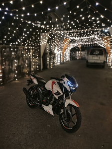 Motocyclette TVS "APACHE RTR 180" avec des touches sportives rouge, noir, argent et bleu vif, style Scrambler. - Product Image 5