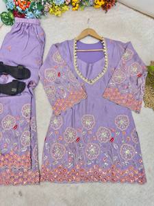 Elegante Conjunto de Fiesta de Seda y Viscosa con Bordado Floral Intenso, Detalles de Lentejuelas, Diseño de Cuello y Mangas con Patrón de Campana - Product Image 4