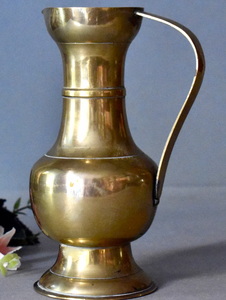 Pichet en cuivre vintage fait main avec longue poignée, carafe à boisson en métal durable pour les fêtes, pichet en cuivre pur - Product Image 1